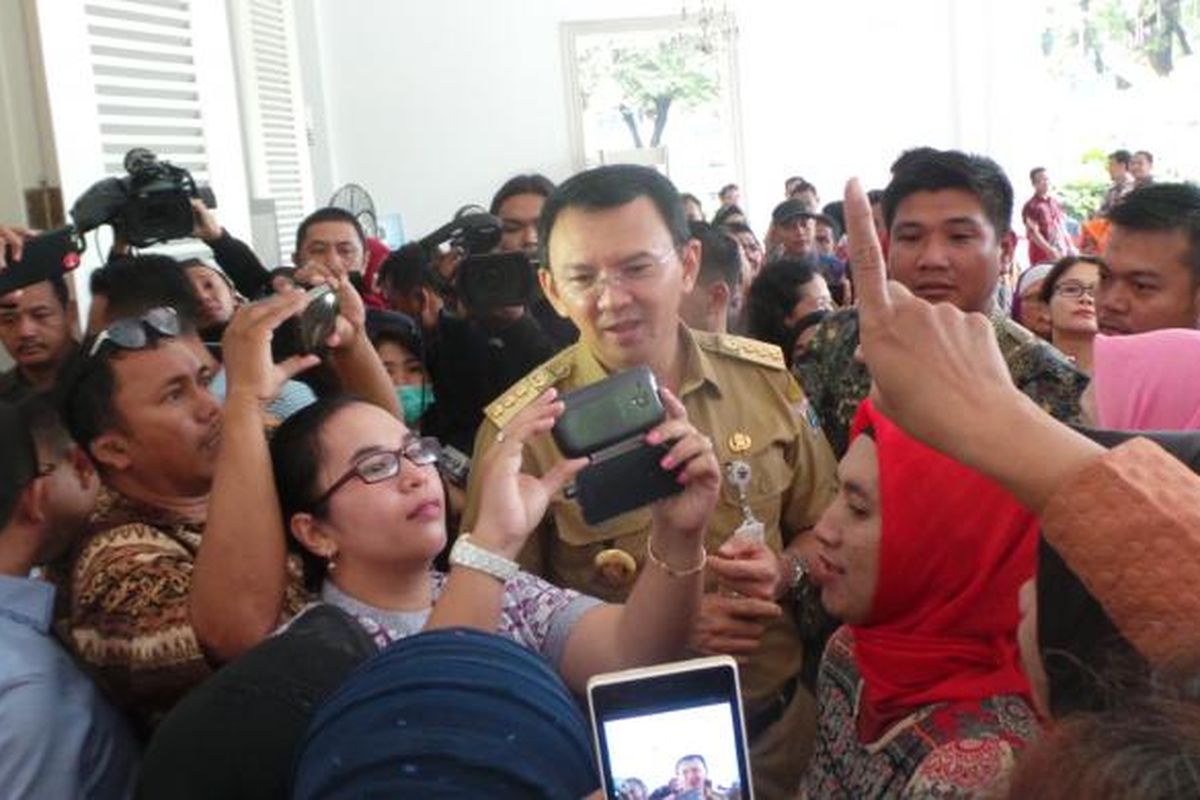 Gubernur DKI Jakarta Basuki Tjahaja Purnama atau Ahok saat masuk kerja di hari pertama setelah aktif menjabat, di Balai Kota DKI Jakarta, Senin (13/2/2017).