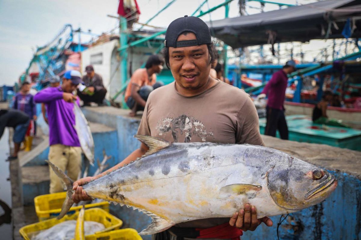 Blue economy adalah salah satu pendorong ekonomi penting di Indonesia saat ini. Konsep blue economy pemanfaatan laut secara berkelanjutan, contoh blue economy di Indonesia adalah penangkapan ikan yang terukur.