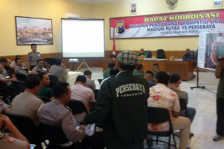 Situasi rapat pengamanan jelang pertandingan MPFC melawan Persebaya di Mapolres Madiun Kota, Selasa ( 18 / 7 / 2017) sore.