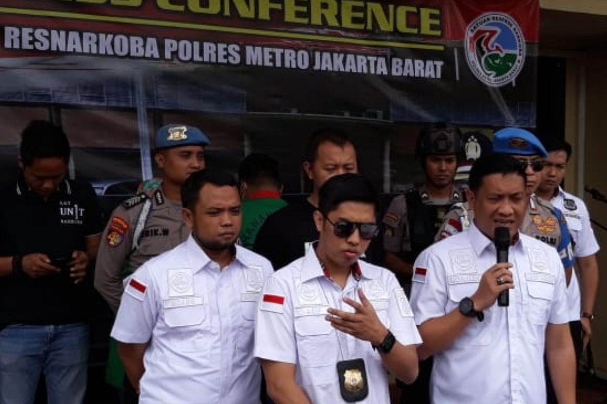 Kasatnarkoba Polres Metro Jakarta Barat Kompol Ronaldo M Siregar dan Kanit 1 Satresnarkoba Polres Metro Jakbar AKP Arif Oktora saat konferensi pers kasus narkoba di Polres Metro Jakarta Barat, Senin (9/3/2020)