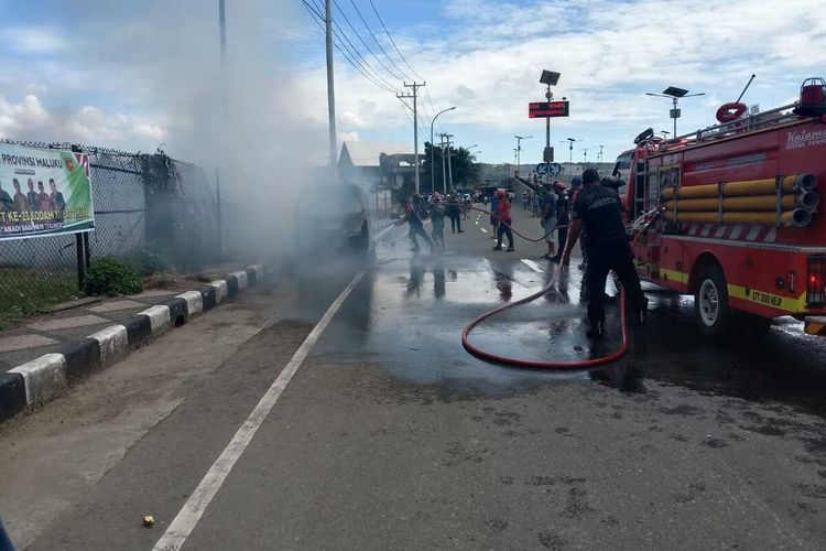 Sebuah angkutan kota jurusan Kudamati terbakar di Jalan Jenderal Sudirman tepatnya di depan pusat perbelanjaan Maluku City Mall, Ambon, Senin (16/5/2022)