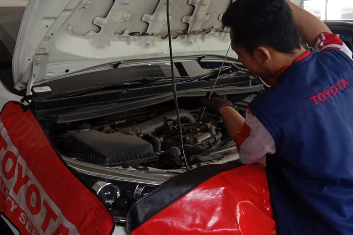 Mekanik bengkel resmi Toyota Nasmoco Majapahit Semarang melakukan pergantian oli mesin Innova Reborn 