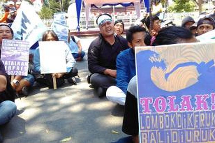 Demo tolak rencana pengerukan pasir di Lombok untuk reklamasi Teluk Benoa
