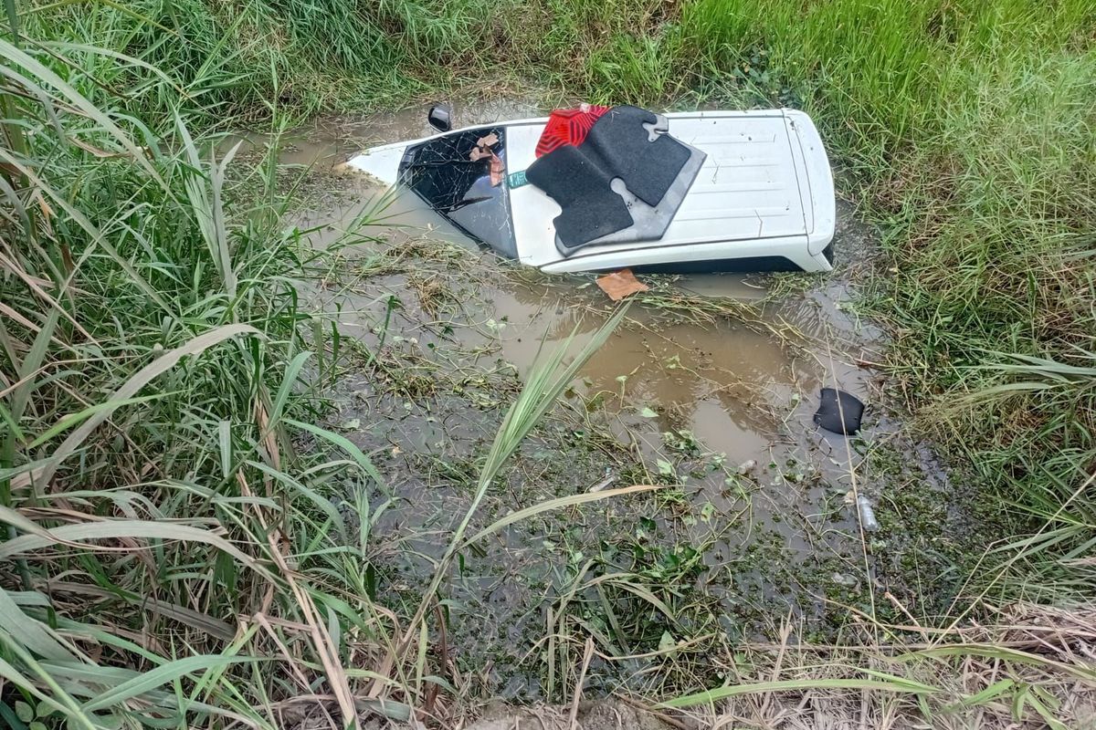 Penampakan mobil Toyota Avanza masuk sungai di Desa Sungai Parit, Kecamatan Sei Rampah, Kabupaten Serdang Bedagai (Sergai), Sumatera Utara pada Rabu (6/5/2026)