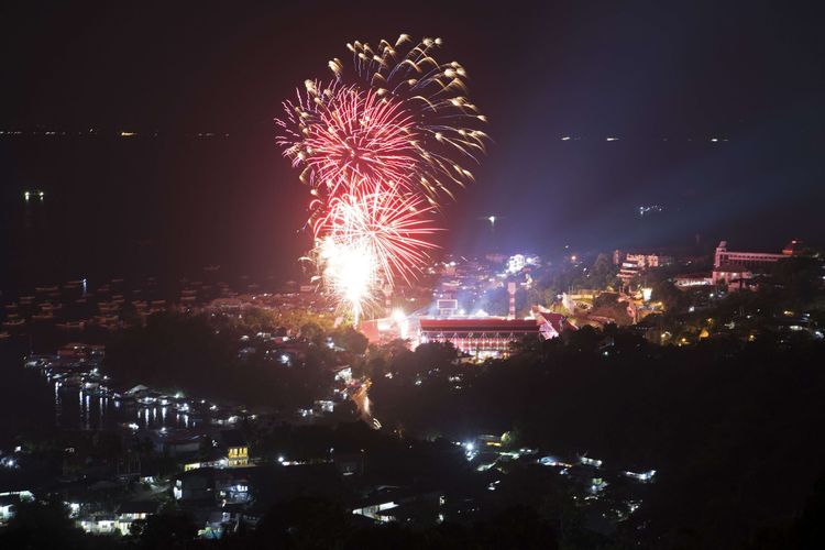 Kembang api menyala saat penutupan Peparnas Papua di Stadion Mandala, Jayapura, Papua, Sabtu (13/11/2021). Peparnas ke-XVI, pesta olahraga multicabang bagi atlet penyandang disabilitas yang digelar di Papua pada 2-15 November tersebut resmi ditutup oleh Presiden Jokowi.