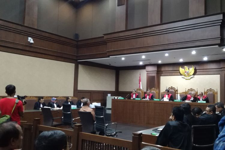 Mantan Direktur Utama PT PLN Sofyan Basir dituntut 5 tahun penjara dan denda Rp 200 juta subsider 3 bulan kurungan oleh jaksa Komisi Pemberantasan Korupsi (KPK), Senin (7/10/2019).