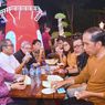 Saat Jokowi Makan Durian Bareng Pemred Media di Sumut...