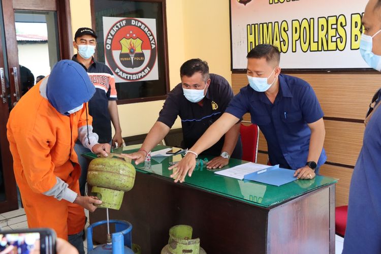 Pelaku saat menunjukkan cara mengoplos Elpiji di Polres Buleleng. 