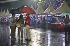 Sabtu Malam, PKL Tutup Jalan Depan Wali Kota Jaksel