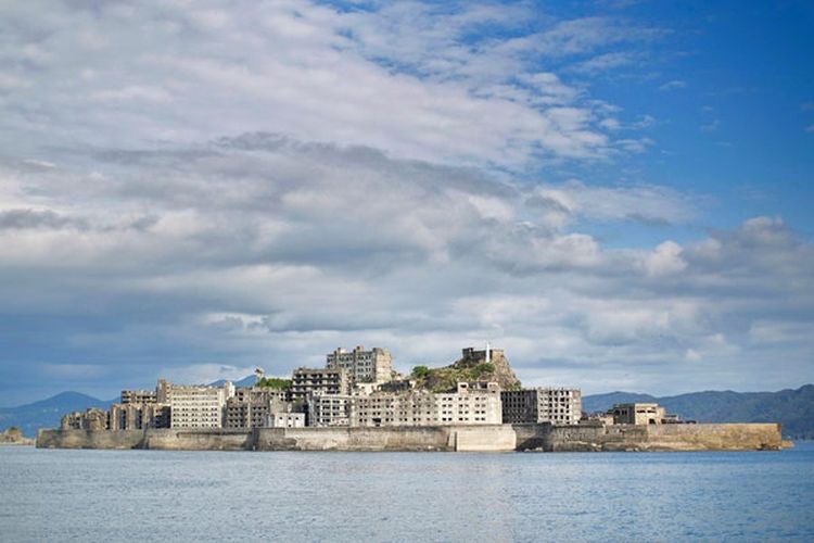 Pulau Hashima, Nagasaki, Jepang. [Via cntraveler.com]