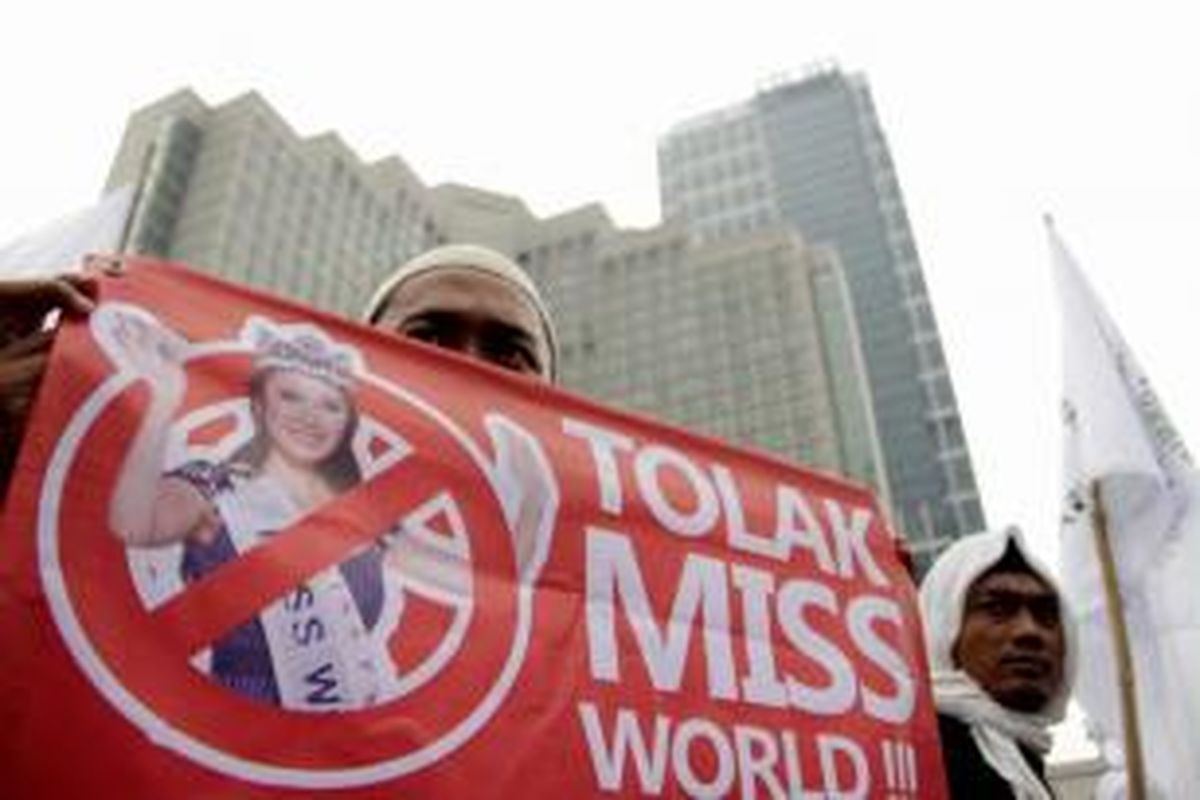 Massa yang tergabung dalam Forum Umat Islam (FUI) menolak penyelenggaraan kontes Miss World dengan berunjuk rasa di Bundaran Hotel Indonesia, Jakarta, Selasa (3/9/2013). Kontes Miss World akan digelar di Bali dan Bogor pada 1-14 September.