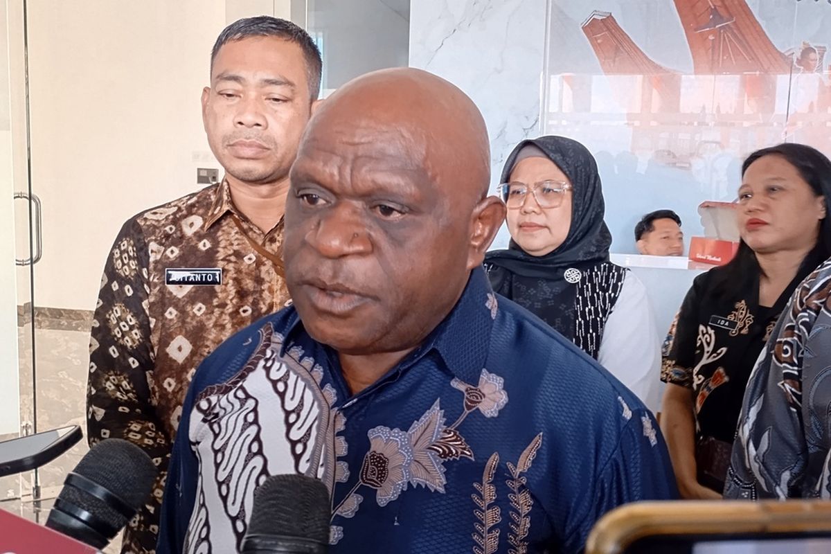Menteri Hak Asasi Manusia (HAM), Natalius Pigai saat diwawancarai awak media usai meninjau kesiapan gedung Kanwil KemenHAM Sulsel, Jalan Sultan Alauddin, Kota Makassar, Sulsel, Senin (12/5/2025).