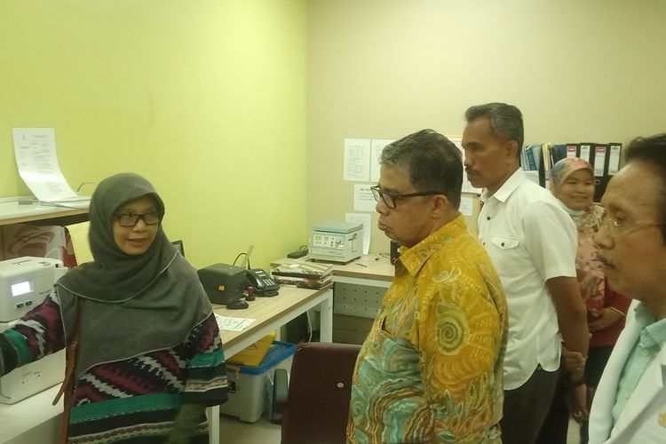 Rektor Unand Yuliandri meninjau ruangan Bank Darah RS Unand, Rabu (14/6/2023) di Kampus Unand Limau Manis Padang.