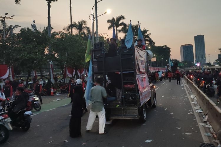 Aksi unjuk rasa yang dilakukan elemen buruh menuntut pencabutan Undang-Undang Cipta Kerja di Depan Gedung DPR/MPR RI, Jakarta, telah selesai Selasa (10/8/2022) sore. Massa pun mulai meninggalkan lokasi.