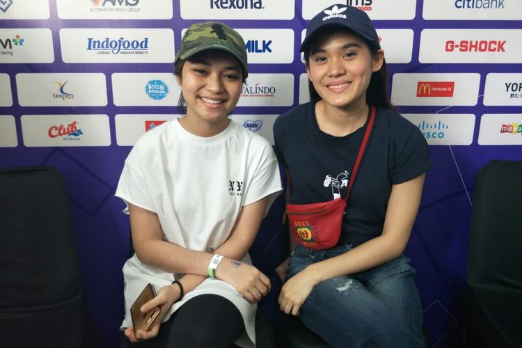 Regina Poetiray dan Sheryl Sheinafia saat ditemui usai menyaksikan pertandingan cabang olahraga sepeda Asian Para Games  di Jakarta Internasional Velodrome, Rawamangun, Jakarta Timur, Kamis (11/10/2018).