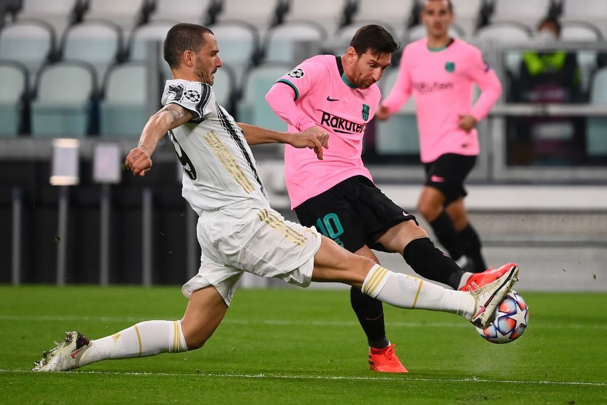 Penyerang Barcelona Lionel Messi (kanan) melepaskan sepakan yang bisa diblok bek Juventus Leonardo Bonucci (kiri) pada laga matchday kedua Grup G Liga Champions di Stadion Allianz, Rabu (28/10/2020) atau Kamis dini hari WIB. 