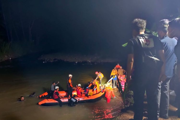 Bupati Ciamis Herdiat Sunarya sedang memantau langsung proses evakuasi 11 siswa meninggal tenggelam saat acara susur sungai Pramuka MTs Harapan Baru di Sungai Cileueur, Jumat (15/10/2021) malam.