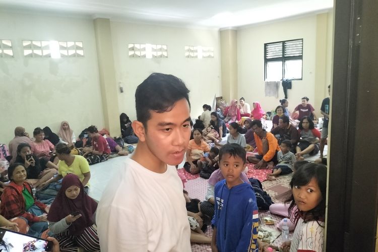 Wali Kota Gibran Rakabuming Raka saat berkunjung di Posko Pengungsian Banjir SD Negeri Joyotakan, pada Jumat (17/2/2023).