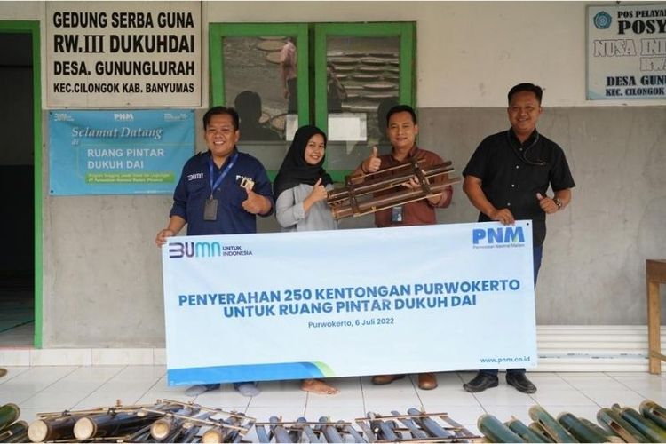 PNM menyerahkan 250 kentongan kepada Ruang Pintar Dukuh Dai, Banyumas, Purwokerto.