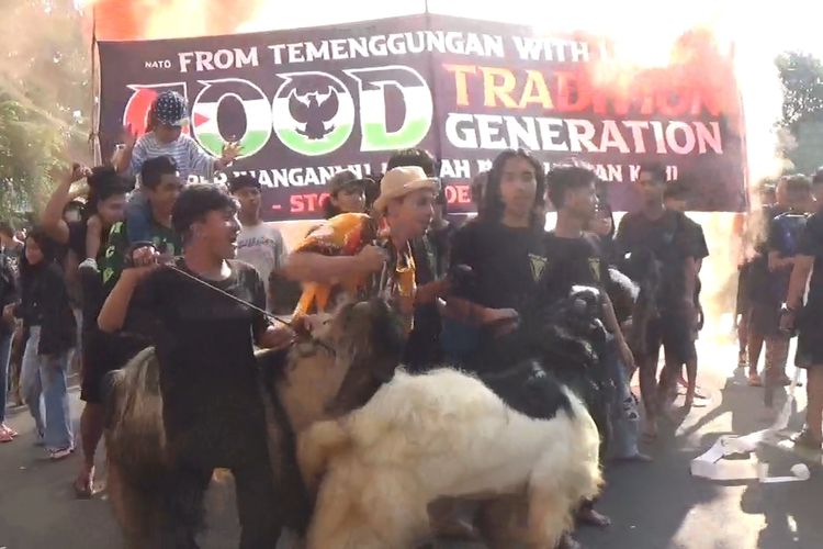 Warga Kampung Temenggungan, Kecamatan Klojen, Kota Malang, Jawa Timur, pada Senin (17/6/2024) mengarak hewan kurban.
