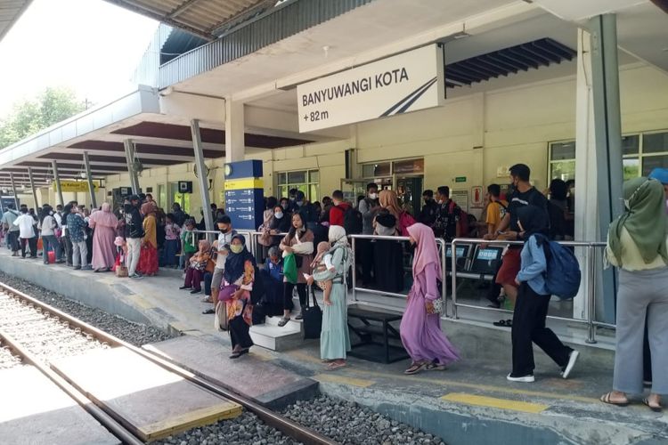 Keberangkatan kereta api di Stasiun Banyuwangi kota