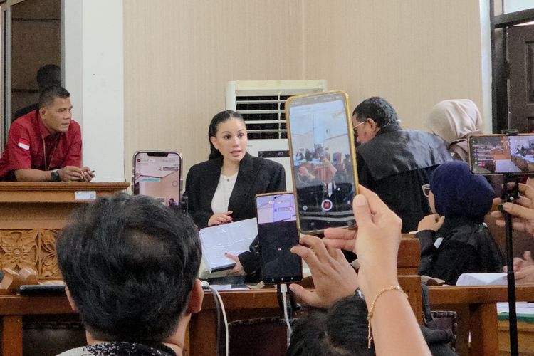 Nikita Mirzani Debat Sengit dengan Ahli Linguistik, Bantah Soal Ancam Reza Gladys