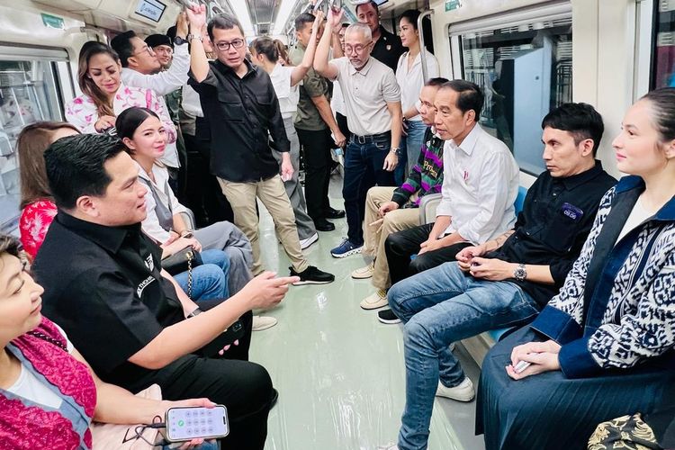 Presiden Joko Widodo menjajal LRT Jabodebek bersama sejumlah selebritis dari Stasiun Jati Mulya ke Stasiun Dukuh Atas, Kamis (10/8/2023).