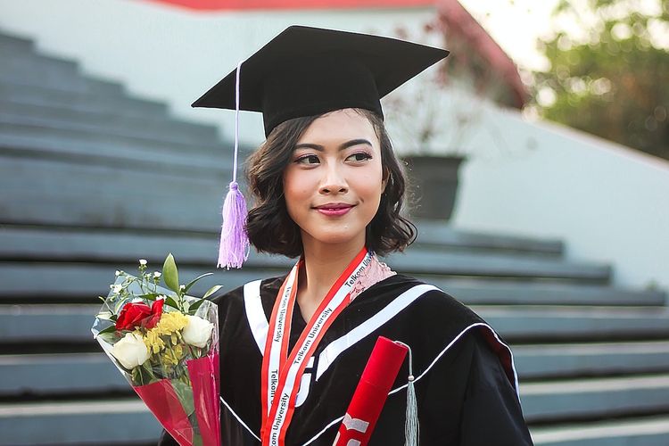 Ilustrasi wisuda. Bagaimana penulisan gelar S.Pd yang benar?