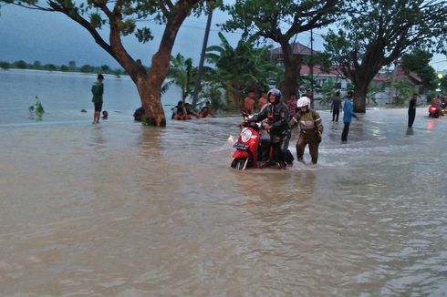 Para Siswa Ini Rela Perbaiki Motor yang Mogok akibat Banjir, Gratis!