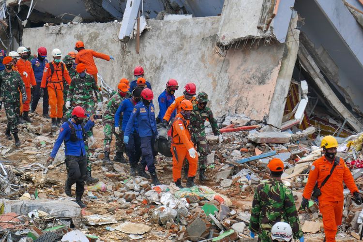 Proses evakuasi korban gempa bumi Mamuju, Sulawesi Barat, 16 Januari 2021. Ini merupaka satu gambaran Indonesia rawan bencana.
