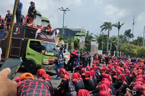 Demo Tolak Kenaikan Harga BBM di DPR, Buruh: Jangan Pulang Sebelum Menang!