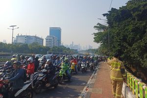Pohon Terbakar Dekat Stasiun Palmerah, Jalan Gatot Subroto Arah Slipi Macet