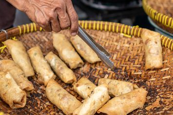 [POPULER FOOD] Perjalanan Lumpia Samijaya | Cara Membuat Jajan Pasar