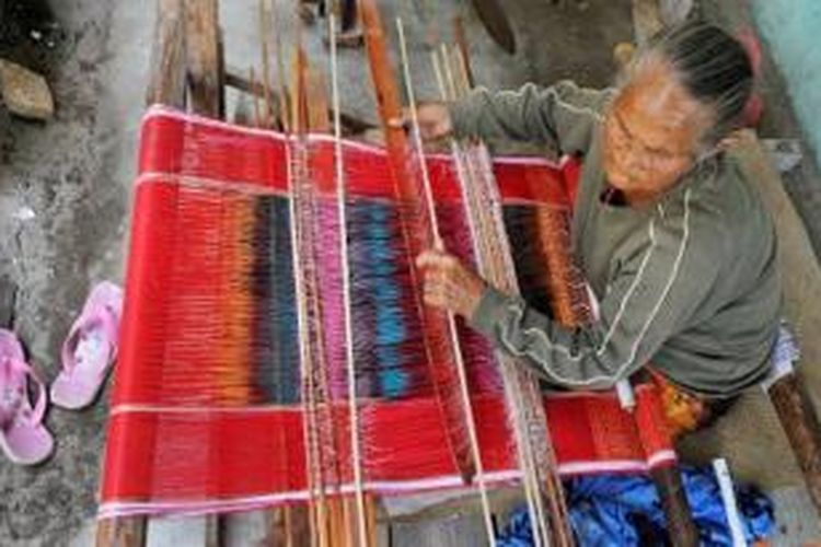 Perajin tenun ulos tradisional di Samosir, Sumatera Utara.