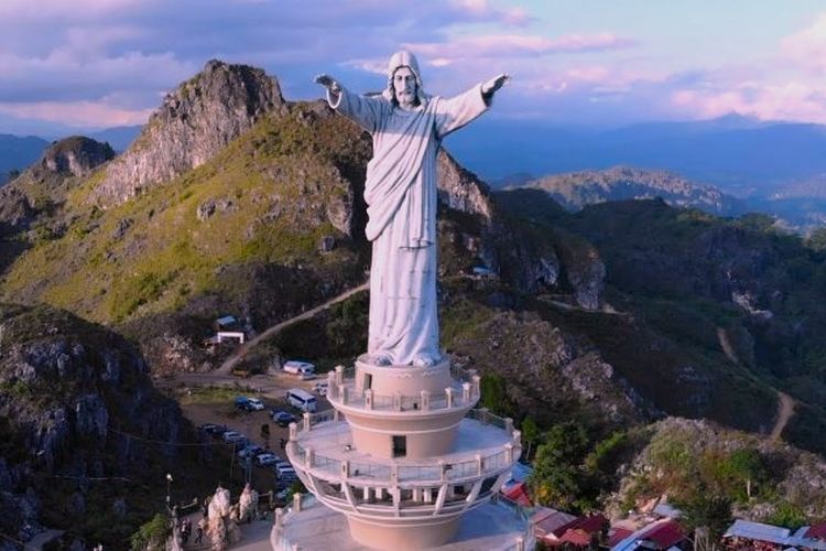 Patung Yesus Kristus Memberkati di Toraja