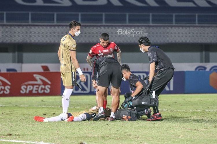 Dua pemain Bali United, Nadeo Argawinata dan Stefano Lilipaly nampak mengecek keadaan rekannya Wawan Hendrawan yang tersungkur dalam laga pekan ketiga Liga 1 2021 di Stadion Indomilk Arena, Tangerang, Banten, Sabtu (18/9/2021) malam.