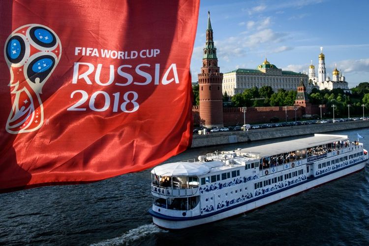 Bendera Piala Dunia 2018 Rusia berkibar di depan Kremlin di Moskwa. 