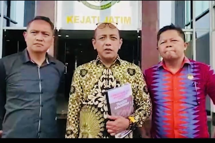 Djoko Tritjahjana (tengah) Tim Advokasi Bantuan Hukum Aremania Menggugat datang ke Kejaksaan Tinggi Surabaya, Senin (28/11/2022) siang.