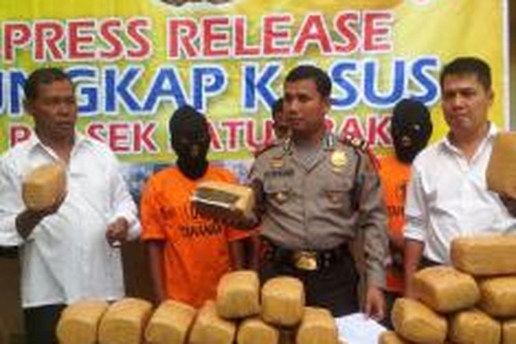  AKP Wilson Pasaribu memperlihatkan barang bukti 20 kilogram daun ganja kering di Mapolsekta Patumbak, Kota Medan