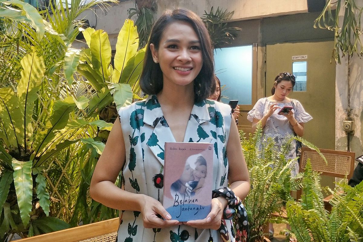 Penyanyi Andien Aisyah meluncurkan buku Belahan Jantungku di kawasan Blok M, Jakarta Selatan, Senin (4/11/2019).