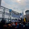 Demo di Depan Gedung DPR Ricuh, Polisi Tembakkan Gas Air Mata, Massa Berlarian...