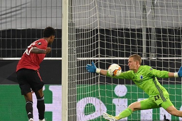 Kiper Copenhagen, Karl-Johan Johnsson, menghalau tembakan Marcus Rashford (Manchester United) pada perempat final Liga Europa 2019-2020.