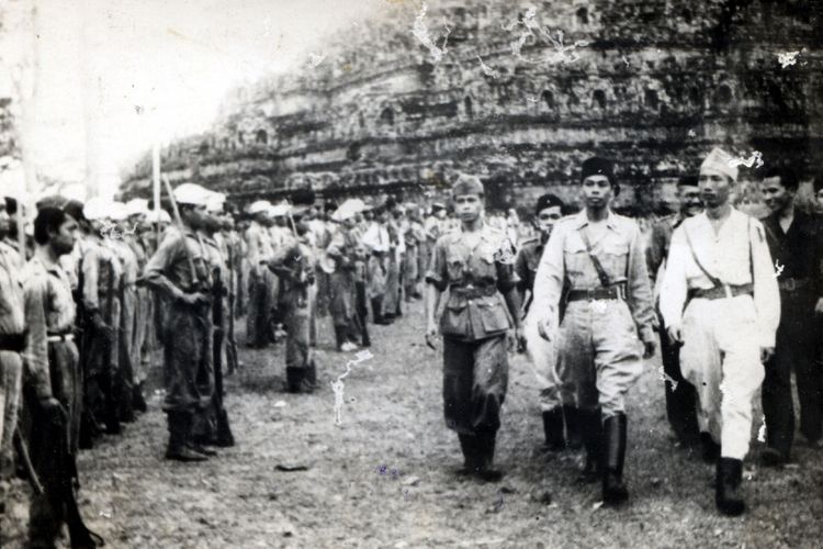 Jenderal Soedirman mengadakan inspeksi barisan Tentara Keamanan Rakyat di candi Borobudur.