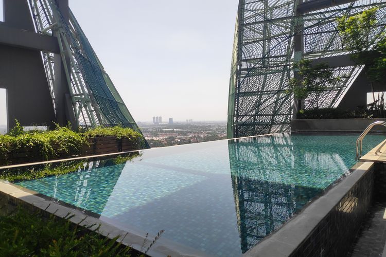 Kolam renang rooftop di Vivere Hotel, Artotel Curated, Gading Serpong, Tangerang. 