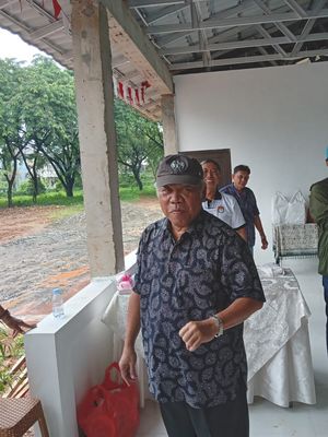 Menteri Pekerjaan Umum dan Perumahan Rakyat (PUPR) Basuki Hadimuljono melakukan pemungutan suara di Tempat Pemungutan Suara (TPS) 161 Kemang Pratama Bekasi, Rabu (14/2/2024).