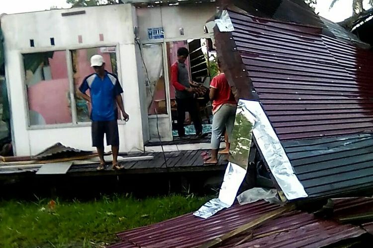 Salah satu rumah warga yang rusak diterjang angin puting beliung di Kecamatan Alalak, Kabupaten Barito Kuala, Kalsel.