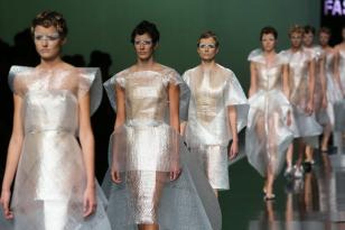Material plastik digunakan dalam industri fesyen