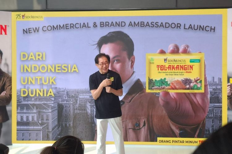 Direktur Utama Sido Muncul, Dr. (H.C.) Irwan Hidayat memberikan sambutan pada acara perilisan iklan dan brand ambassador terbaru Tolak Angin