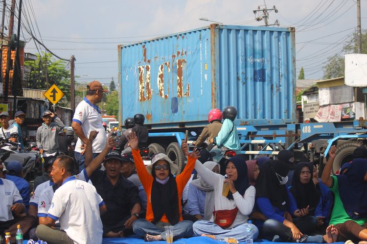 Buruh PT Pakerin Blokade Jalan Mojokerto-Sidoarjo, Tuntut Gaji Belum Dibayar