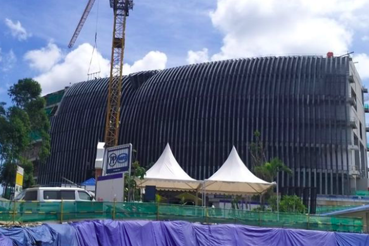 Bilah-biah terpasang pada bangunan Istana Presiden. Bilah-bilah selubung Burung Garuda itu dikerjakan di bengkel kerja (workshop) miliknya, NuArt, di Bandung.
